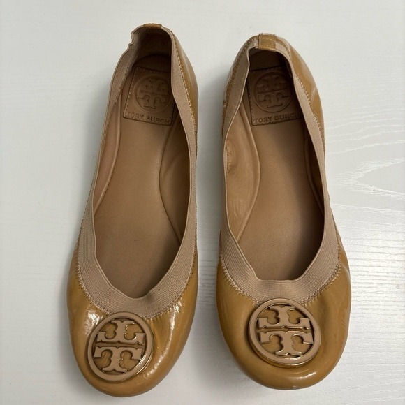 Tory Burch Shoes - Tory Burch Ballet Flats Womens Size 7 Beige Tan With Gold Logo Medallion